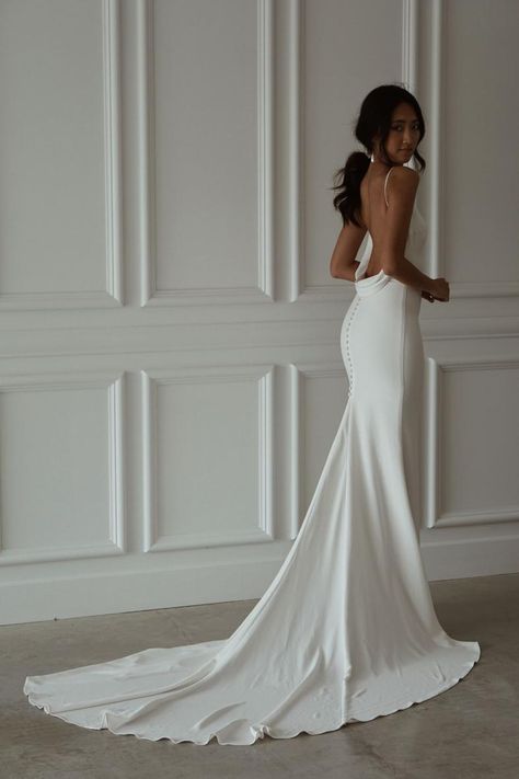 Wedding Dress For Large Shoulders, Wedding Dresses Timeless Classy, Timeless Elegant Wedding Dress, Italy Wedding Dress, Iconic Wedding Dresses, Mending Clothes, Timeless Wedding Dress, Classy Wedding Dress, Dream Wedding Ideas Dresses