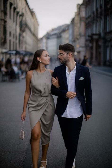 Modern Luxury Wedding, Couple Shooting, Engagement Picture Outfits, Wedding Guest Outfits, Pre Wedding Photoshoot Outfit, Photoshoot Engagement, Couple Engagement Pictures, City Engagement Photos, Engagement Pictures Poses