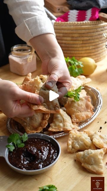 Pakistani Samosa Recipe, Chinese Samosa Recipe, Samosa Video, Fried Samosas, Veg Fried Momos Recipe, Pan Fried Momos, Samoosa Fillings Recipe Videos, Fried Snacks, My Childhood Memories