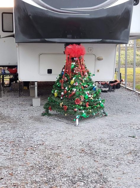 Camper Holiday Decor, Christmas Decor For Camper, Christmas Trailer Decorations, Christmas Tree In Camper, Christmas Decor In Camper, Rv Christmas Decorations Outside, Decorating Rv For Christmas, Rv Christmas Tree, Christmas Rv Decorations