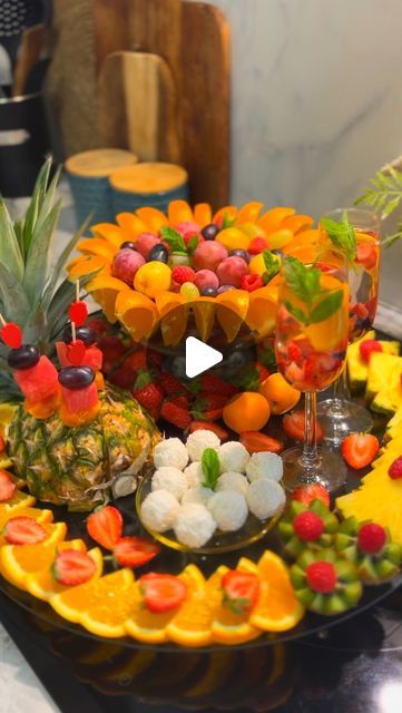 Fruits Table Decoration, Fruit Set Up For Party, Fruit Displays For Party, Fruit Centerpiece Ideas, Fruit Display Ideas For Party, Fruit Display Ideas, Fruit Display Tables, Fruit Tray Ideas For Party, Creative Fruit Tray Ideas