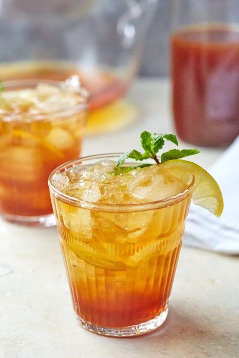 Drinks With Roxy: Southern Sweet Tea Bourbon – Society Social Bourbon Sweet Tea, Sweet Tea Cocktail, Southern Cocktail, Bourbon Cocktail Recipe, Pitcher Cocktails, Bourbon Recipes, Southern Turkey, Southern Sweet Tea, Tea Cocktail