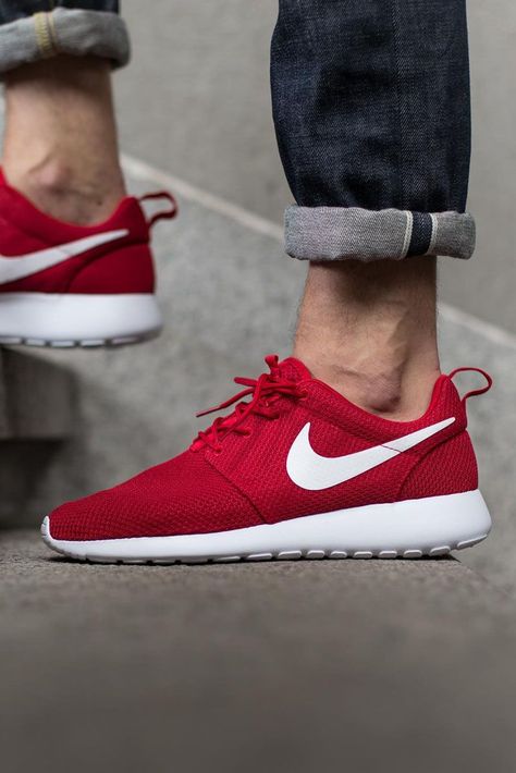 Gym Red Roshes #nike #sneakers Nike Roche, Red Autumn, Nike Free Runners, Red Trainers, Air Max Thea, Moda Chic, Nike Shoes Cheap, Discount Nikes, Nike Roshe Run