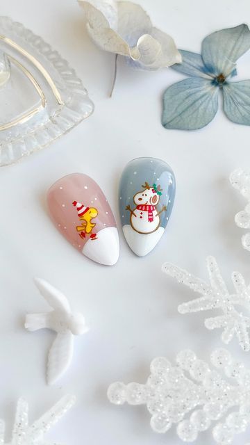 dreamylittlenails ✨ by angel on Instagram: "bts making of my snoopy christmas nails! ☃️ don’t ask me how many times I redid the lines on the plaid nails 🫣.   products from @sweetienailsupply ✦ @yogurtnail.usa Cookie Bear syrup 32 & 37 ✦ @dino_its_nail_oclock painting gels   #sweetienailstyles #winterdesigns #cutenails #3dnailart #christmasnails #xmasnails #holidaynails #glitternails #snoopy #charliebrown" Winter Cartoon Nails, Christmas Nails Detailed, Cute Snowman Nails, Toenail Art Designs Christmas, Hot Coco Nails, Snoopy Winter Nails, Melted Snowman Nails, Christmas Nails Snoopy, Peanuts Christmas Nails