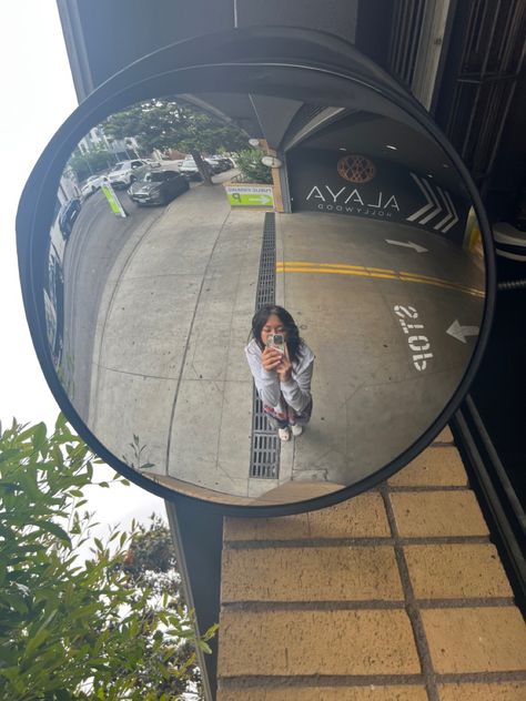 street car wide circle mirror hollywood inspo Street Mirror Selfie, Convex Mirror Selfie, Street Mirror, Traffic Mirrors, Mirror Hollywood, Ideas Cuarto, Mirror Interior Design, Hostel Room, Car Bedroom