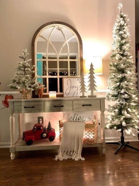 Christmas Entry, Christmas Entryway, Cozy Christmas Decor, Christmas Apartment, Christmas Decor Inspiration, Country Christmas Decorations, Christmas Decorations Living Room, Christmas Themes Decorations, Christmas Room Decor