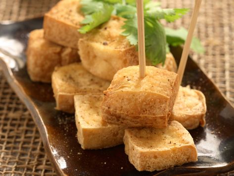 If You’ve Eaten 18/25 Of These Foods, Then You’re Not A Picky Eater Fried Tofu Recipes, Crispy Fried Tofu Recipe, Thai Appetizer, Deep Fried Tofu, Tasty Thai, Deep Fried Food, Tofu Recipe, Fried Tofu, Trending Recipes