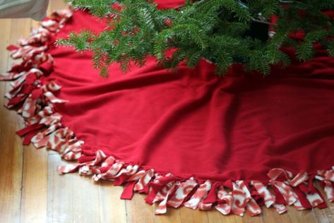 Diy Christmas Tree Skirt, Christmas Table Decorations Diy, Xmas Tree Skirts, Farmhouse Christmas Ornaments, Valentine Tree, Sewing Fleece, Christmas Skirt, Diy Tree, Diy Skirt