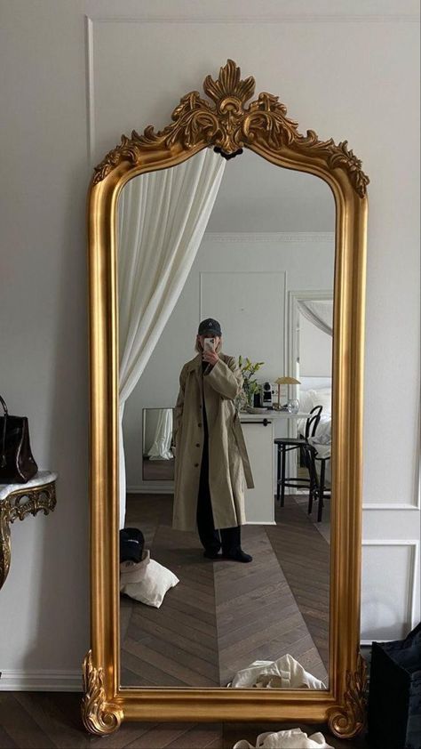 Vintage Gold Mirror Bedroom, Old Style Mirror, Vintage Body Mirror, Big Mirror In Bedroom Aesthetic, Large Gold Mirror Living Room, Gold Room Aesthetic, Big Gold Mirror, Vintage Mirror Aesthetic, Vintage Mirror Selfie