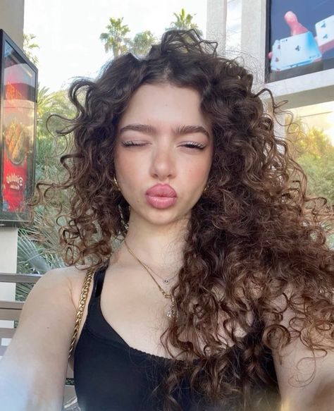 Curly Hair Inspiration, Mia 3, Hair Routine, Trending Hairstyles, Curly Hair Cuts, Dream Hair, Long Curly Hair, Curly Girl, Long Curly