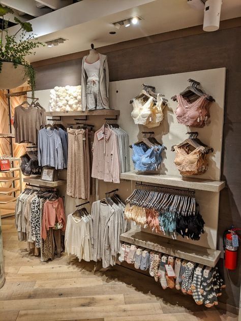 Clothe Display Ideas, Brick Wall Boutique Display, Boutique Focal Wall, Slat Wall Boutique Display, Salon And Boutique Ideas Interior Design, Classy Boutique Decor, Boutique Hat Display Ideas, Retail Hanging Display Ideas, Clothing Shop Decor