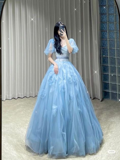 Korean Gown, Gaun Dress, Farewell Dresses, Simple Gowns, Gowns Dresses Elegant, Disney Princess Dresses, Fashion Illustration Dresses, Prom Dress Inspiration, Pretty Prom Dresses