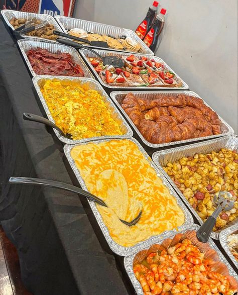 Buffet Style Brunch Ideas, Menu For Big Party, Big Brunch Buffet, Melanin Brunch Ideas, Birthday Food Ideas For Adults Dinner Parties, Birthday Dinner Ideas Family, Breakfast Plates Black People, Breakfast Buffet Ideas Brunch Party, Brunch Set Up