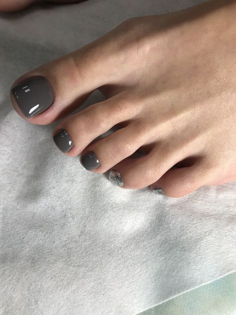 click on the link to read more ⬆️ Pedicure Ideas Gray, Grey Pedicure Ideas, Grey Pedicure Toenails, Gray Pedicure Toenails, Gray Toe Nails, Fall Nails Pedicure, Nails Pedicure Toenails, September Toe Nails Color, Grey Pedicure