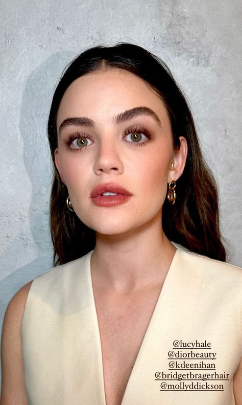 Pale Skin Dark Hair Makeup, Lucy Hale Makeup, Dark Hair Makeup, Holiday Makeup Tutorial, Pale Makeup, Peach Makeup, Tanned Makeup, Minimalist Makeup, Work Makeup