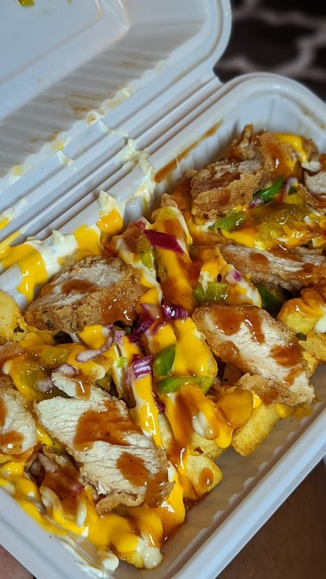 Box filled with chicken loaded fries Loaded Fries Aesthetic, Easy Loaded Fries Recipe, Loaded Fries Chicken, Loaded Fries Ideas, Chicken Loaded Fries, Fries And Chicken, Loaded Fries Recipe, Chicken And Fries, Cheesy Fries