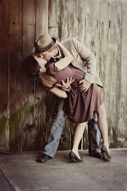 engagement Dip Kiss Pose, Kiss Pose, Dip Kiss, Engagement Poses, Engagement Inspiration, Wedding Engagement Photos, Engagement Photo Inspiration, Shooting Photo, Photo Couple