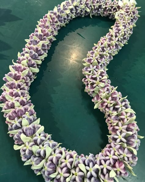 Picket Fence Florist on Instagram: “Beautiful rope crown lei,Queen Liliuokalani 's favorite flower#lei#florist#kailua#hawaii” Hawaiian Leaf Crown, Crown Flower Lei, Polynesian Flowers, Queen Liliuokalani, Hawaiian Flower Arrangements, Jasmine Garland, Rose Garland Wedding, Wedding Lei, Coconut Decoration