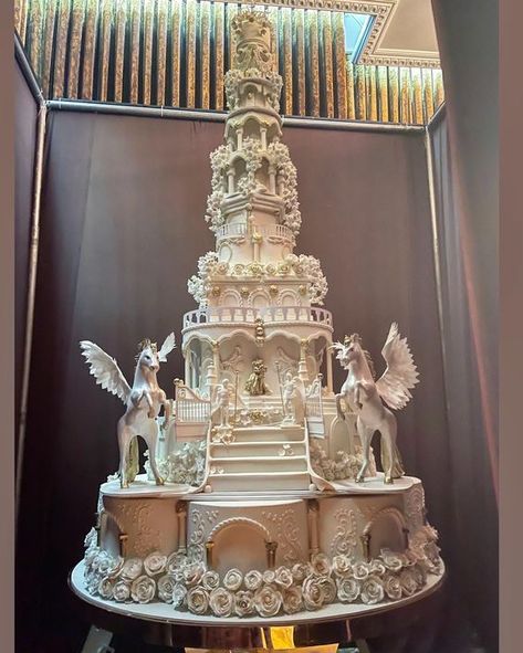 Wedding Cake Theme, Castle Wedding Cake, Sweet 15 Party Ideas Quinceanera, Sweet 15 Party Ideas, Fancy Wedding Cakes, Huge Cake, Extravagant Wedding Cakes, Quinceanera Pink, Royal Cakes