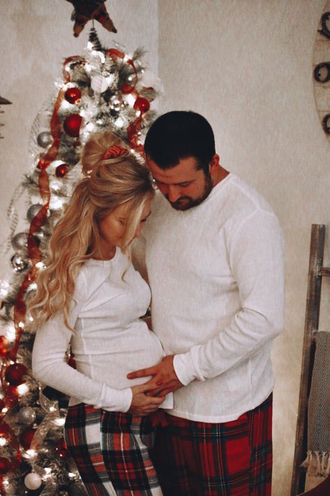 Couple Pregnancy Christmas Pictures, Christmas Belly Bump Pictures, Maternity Pictures You Can Take Yourself, Maternity Photo Christmas Tree, Pregnant Outfits Christmas, Belly Christmas Photos, Pregnant Couple Christmas Pictures, Maternity Photo Shoot Christmas, Christmas Pregnancy Announcement Pictures Photo Shoot