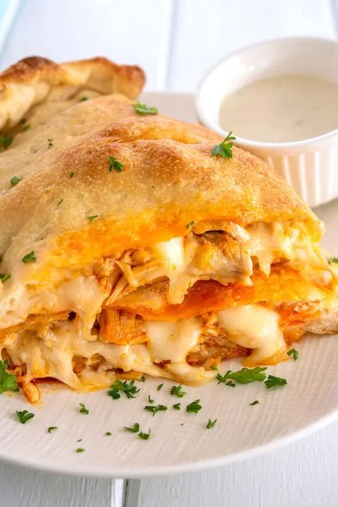 Buffalo Chicken Calzones, Chicken Calzone Recipe, Buffalo Chicken Calzone, Buffalo Chicken Quinoa, Chicken Calzone, Favorite Party Appetizers, Buffalo Chicken Rolls, Chicken Pockets, Chicken Empanadas