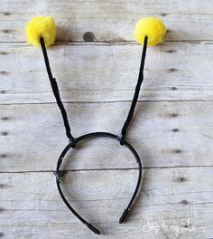 DIY antenna for butterfly costume Diy Bee Antenna Headband, Diy Butterfly Antenna Headband, Diy Antenna Headband, Pustni Kostumi, Creative Kids Halloween Costume, Bee Costume Diy, Diy Butterfly Costume, Insect Dress, Bumble Bee Costume