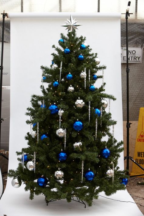 Simple Blue Christmas Tree, Blue Ornament Tree, Christmas Tree Ideas Silver And Blue, Blue And Silver Christmas Tree Ideas Simple, Blue And Silver Christmas Tree Ideas, Christmas Tree Blue And Silver, Silver And Blue Christmas Tree, Blue And Silver Christmas Tree, Corner Christmas Tree