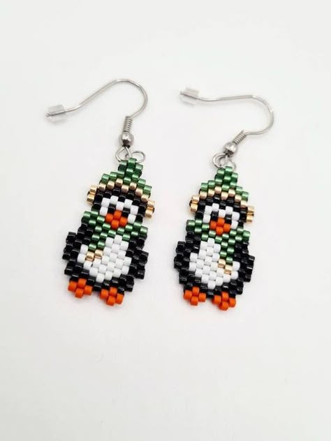 Bekijk dit item in mijn Etsy-shop https://www.etsy.com/nl/listing/1142540219/penguin-winter-oorbellen-miyuki-delica Penguin Seed Bead Earrings, Beaded Stuff, Winter Earrings, Seed Beading, Animal Earrings, Miyuki Beads, Delica Beads, Earrings Unique, Christmas Earrings