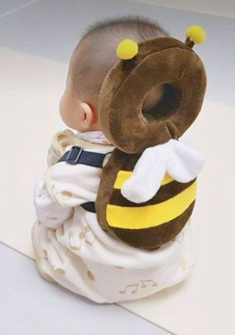 Perlengkapan Bayi Diy, Baby Backpack, Baby Rosa, Bee Bee, Baby Life Hacks, Baby Gadgets, Diy Bebe, Cool Baby, Baby Necessities