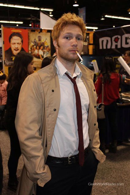 John Constantine cosplay at con. Dc Cosplay Men, Constantine Costume, Easy Superhero Costumes, Simple Cosplay Ideas, Easy Cosplay Ideas, Cheap Cosplay, Easy Cosplay, John Constantine, Green Characters