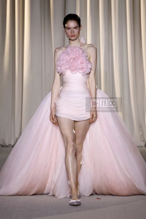 Giambattista Valli Couture Fall Winter 2024 Paris – NOWFASHION Giambattista Valli 2024, Paris Fashion Week 2024, Runway 2024, Winter 2024 Fashion, Giambattista Valli Couture, Giambattista Valli Haute Couture, Paris Couture, Fashion Show Images, Fall Winter 2024