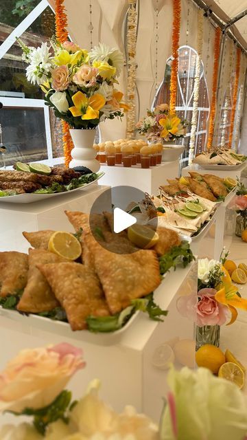 Starters Food, Creative Catering, Mini Burgers, Table Styling, Catering Food, Table Set Up, Food Table, Table Style, Wedding Table