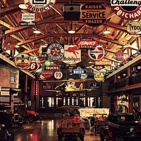 Retro Garage, Bar Deco, Man Garage, Garage Furniture, Cool Garages, Man Cave Room, Garage Style, Barn Garage, Motorcycle Garage