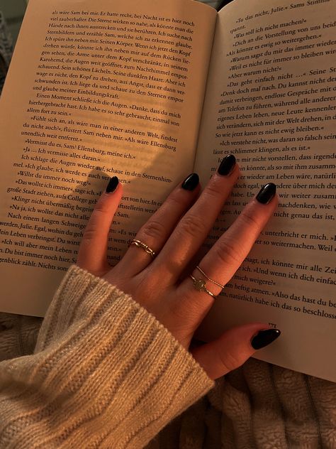 black nails idk… Black Ring Aesthetic, Black Nail Polish Aesthetic, Black Dip Nails Ideas, Black Nail Aesthetic, Black Nail Inspo Short, Black Oval Nails, Short Dark Nails, Black Nails Aesthetic, Short Nails Black