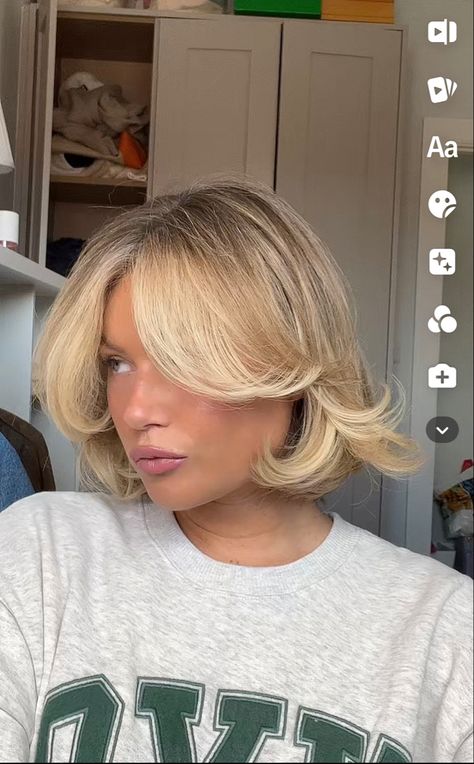 Short Blowdry Hair, Italian Bob Haircut Blonde, Sophie Murray Hair, 90s Blonde Bob, Bouncy Bob Haircut, Sophie Murray, Short Hair Blowout, Italian Bob, Ideas Haircut