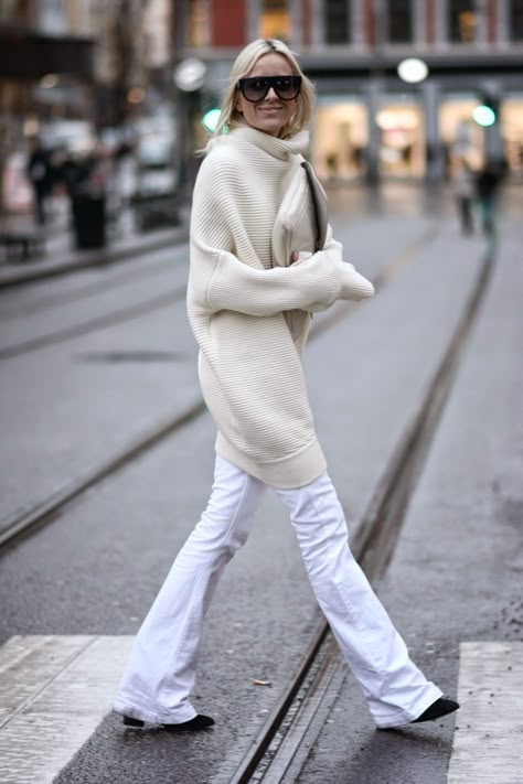 WHITE, OVERSIZED AND FLARED FRIDAY Flair Jeans Outfit, Minimalist Wardrobe Essentials, Flare Jeans Outfit, Monochromatic Fashion, White Trousers, Estilo Chic, White Hot, Minimal Chic, Beautiful Clothes