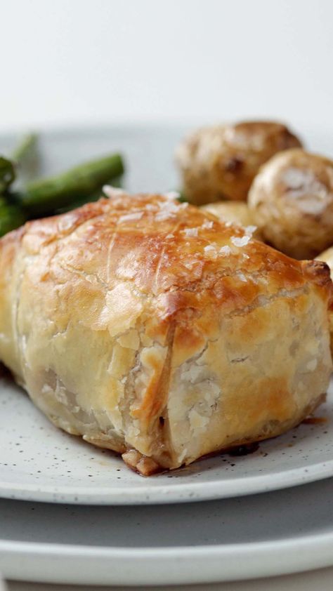 Mini Beef Wellington Wellington Food, Mini Beef Wellington, Puffed Pastry, Beef Wellington Recipe, Beef Wellington, Beef Recipes Easy, Baked Potatoes, Beef Dinner, Beef Dishes