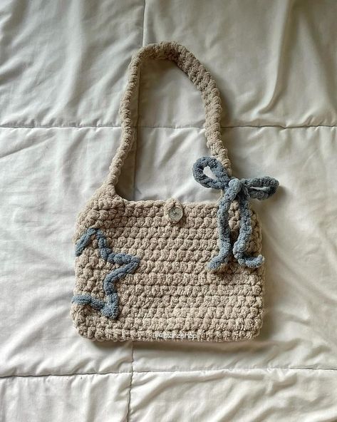 ☆ chunky star shoulder bags ☆ i. cream chunky star shoulder bag ii. pink chunky star shoulder bag features: ~ starz and bows!! ~ magnet… | Instagram Crochet Ideas Chunky Yarn, Crochet Projects With Chunky Yarn, Crochet Diys, Chunky Crochet Bag, Shoulder Bag Crochet, Grunge Cottagecore, Crochet Shoulder Bags, Mesh Bags, Crochet Idea