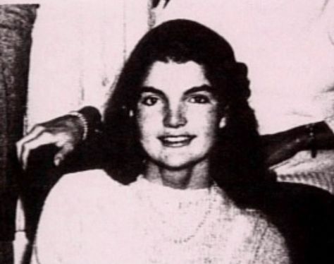 Jacqueline Lee Bouvier during her sophomore year at Miss Porter's, 1945 Lee Bouvier, Jackie Onassis, John Fitzgerald, Family Painting, Family Images, Grey Gardens, Sophomore Year, Jackie O, Cover Pics