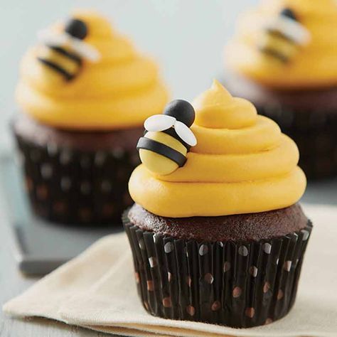 Bee Cupcakes, Bee Birthday Party, Bee Cakes, Bumble Bee Baby Shower, Easter Cupcakes, Dessert Bar, Baby Bee, Chocolate Cupcakes, Cute Cakes