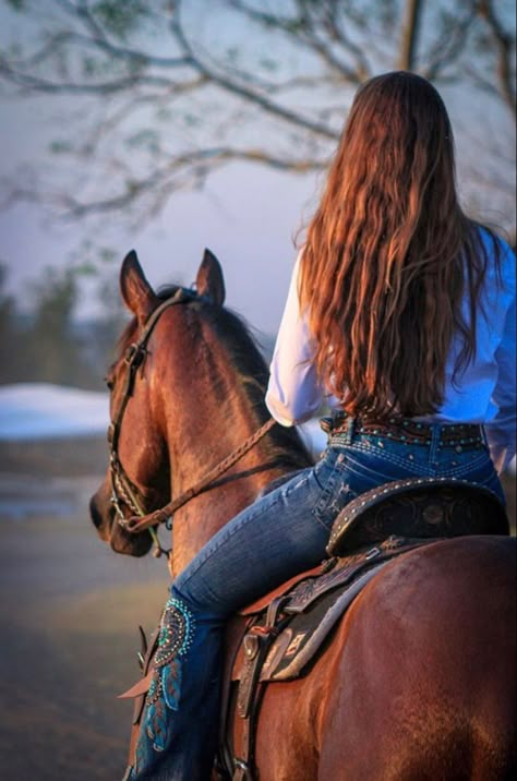 Riding Horse Photoshoot, Cute Horse Pictures Ideas Photo Shoot, Horse Poses Photo Shoots, Poses With Horses Photo Ideas, Grad Photos With Horses, Horse Photo Shoot Ideas, Horse Riding Photoshoot, Senior Picture Ideas With Horses, Senior Picture Ideas Western