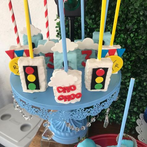 Train Rice Krispie Treats, Train Theme Food Ideas, Train Cake Pops, Train Party Desserts, Train Themed Snacks, Thomas The Train Cake Pops, Thomas Train Cake, Lincoln Birthday, Thomas Birthday Parties