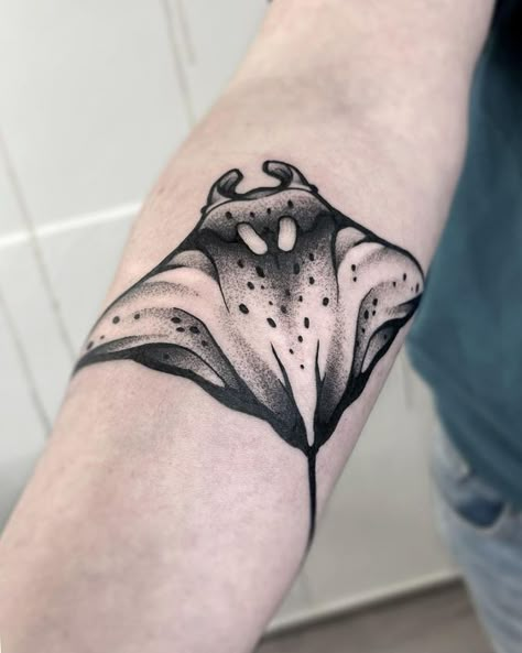 #tattoo #tattoos #inked #tattooart #tattooed #tattooideas #tattoodesign #tattooinspiration #tattoosleeve #tattooflash #inkedgirls #tattooedwomen  #InkLaughs  #TattooFails Ray Fish Tattoo, Realistic Stingray Tattoo, Giant Manta Ray Tattoo, Sea Fish Tattoo, String Ray Tattoo, Ocean Animals Tattoo, Sea Creature Tattoo Ideas, Ocean Creatures Tattoo, Sting Ray Tattoo