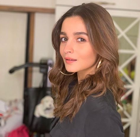 Alia Bhatt Hair, Global Hair Color, Alia Bhatt Hairstyles, Hairstyles For Gowns, Light Makeup Looks, Alia Bhatt Photoshoot, Celebrity Hair Stylist, Colored Highlights, Alia Bhatt