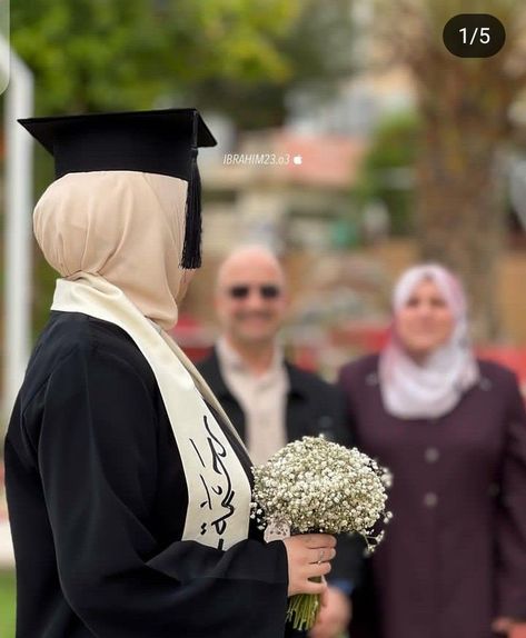 Graduation Pictures Hijab, Graduation Sheet Cake Ideas, Graduation Cakes For High School, Pre Graduation Photoshoot, Recipes Cake Pops, Simple Graduation Cakes, Graduation Pictures Poses, Sheet Cake Ideas, Graduation Shoot Ideas