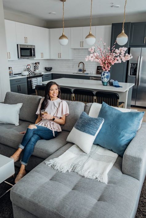 Small Sofa In Kitchen, Blue And White Apartment Decor, Kitchen Sofa Ideas, Family Friendly Living Room, Living Room Decor Colors, White Throw, Open Living Room, Ideas Living Room, Home Decor Color