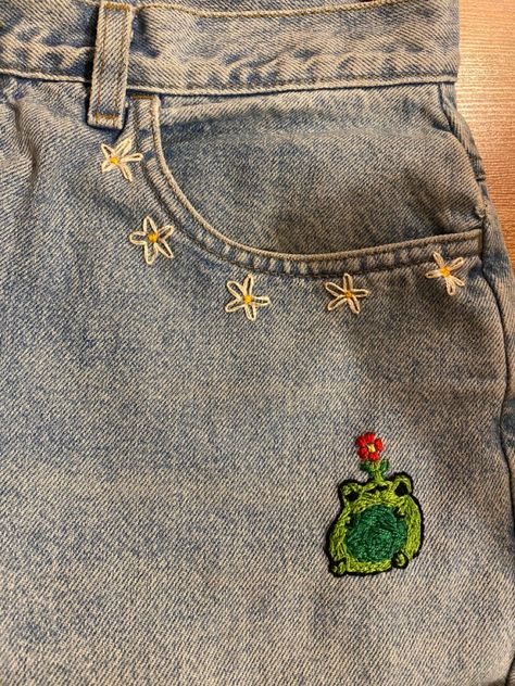 embroidery frog jeans Embroidery Jeans Diy, Clothes Embroidery Diy, Diy Embroidery Patterns, Hand Embroidery Projects, Star Embroidery, Embroidery On Clothes, Cute Embroidery, Embroidery Patterns Free, Sewing Embroidery Designs