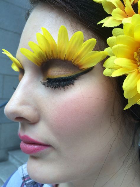 Avangard Makeup, Esthetician Life, Fashion Editorial Makeup, Flower Costume, Flower Makeup, Festival Costume, Avant Garde Makeup, Senior Project, Makeup School