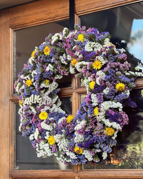 Here are a few closeups of the statice & strawflower wreaths my mom and I made in this morning’s video! 🥰 They’re so much fun, and I am all geared to grow lots of different varieties of statice next year! (This one is ‘Cotton Candy Blend’ Statice from Botanical Interests 👍) From Garden Answer, vF 8-16-22 Strawflower Wreath, Botanical Interests, Garden Answer, Dried Flower Wreaths, Flower Wreath, S Video, My Mom, Cotton Candy, This Morning