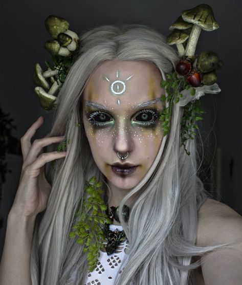 Annika on Instagram: “Anzeige / Advert ▪️Toxic fairy 🍄💀🖤 Should I do more evil fairy looks in the next few days 🌱😃🙌🌿? And how would you name this kind of fairy 🤔…” Dark Fairy Makeup, Dryad Costume, Druid Costume, Dark Fairy Costume, Fae Costume, Fairy Costume Diy, Mushroom Costume, Pixie Makeup, Evil Fairy